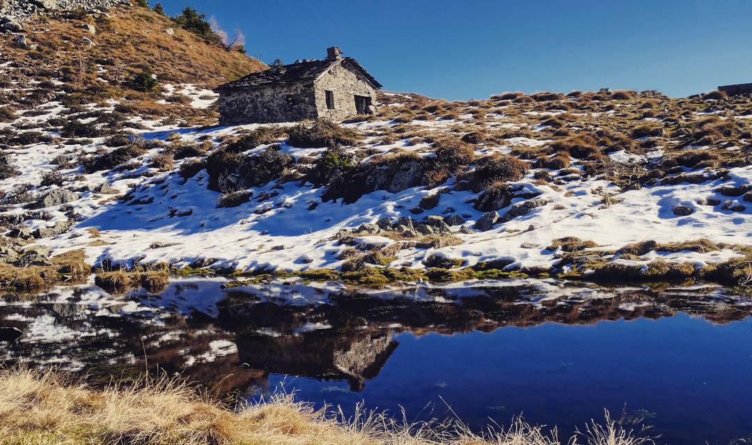 Malga d’autunno #monno #baita #malga #bait #alpi #alps #outdoor #lake #mountainlake #riflesso #landscape #italia #italy #outdoor #nature #passionemontagna #passodelmortirolo #adamello #parconazionaledelladamello #vallecamonica #camuni #sun #autumn #sunnyday #picoftheday #like4like #followforfollow