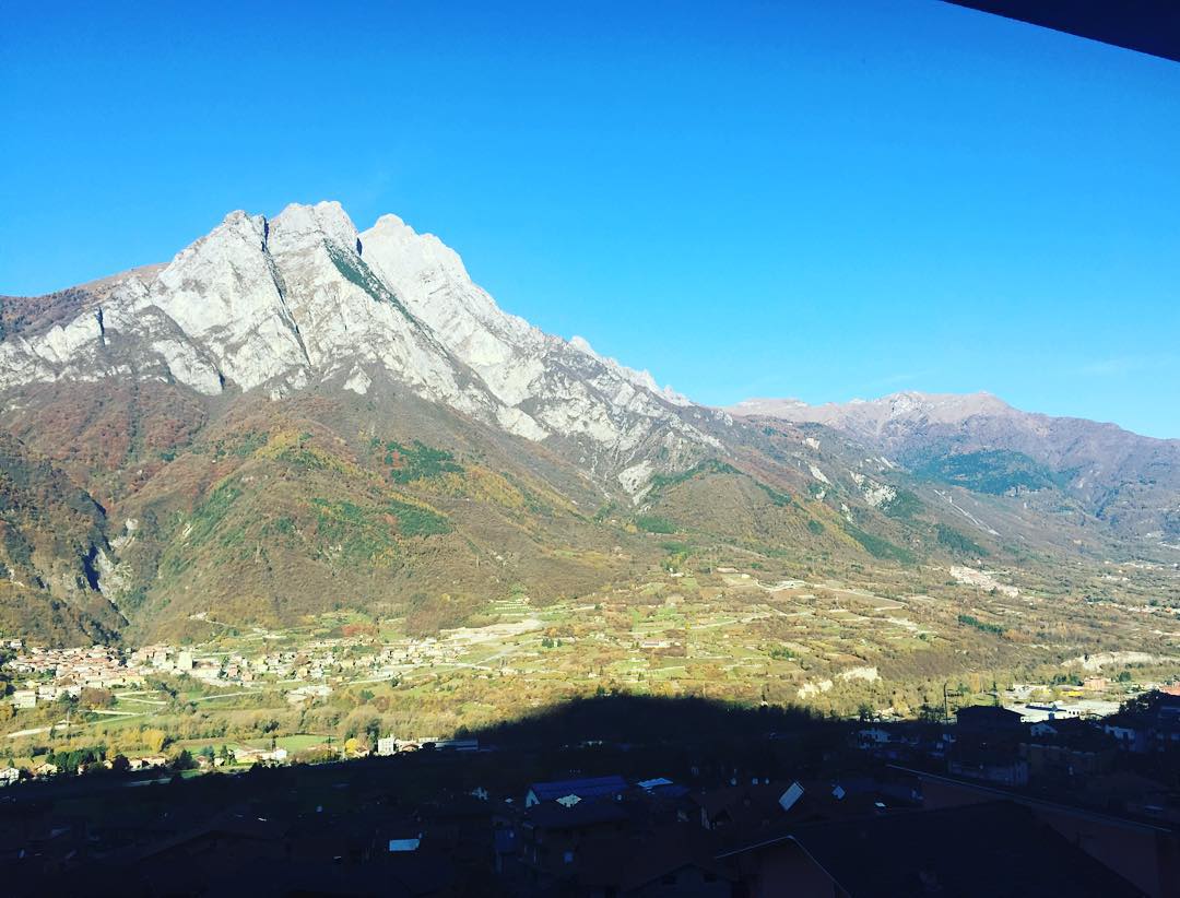 #myhome #instagram #morning #goodmorning #sun #panorama #wakeup #lovers #vallecamonica #valcamonica #concarena Nessun posto sarà mai così bello ❤️ Svegliarsi,aprire la finestra e vedere la concarena❤️