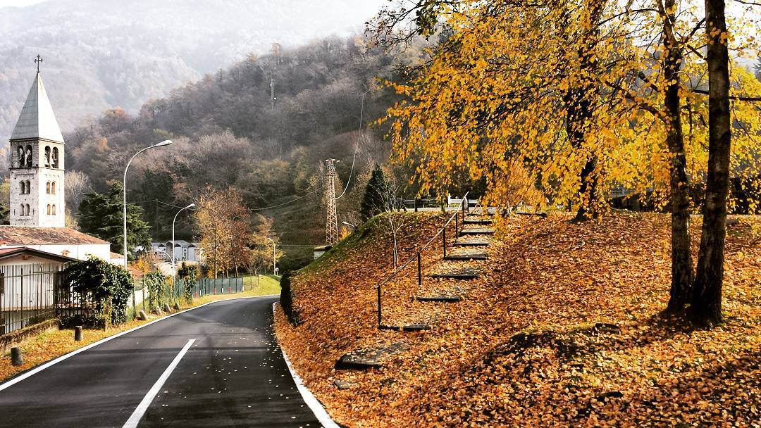 #scorci #di #casa #nostra 😍😍😍😍 #breno #vallecamonica #valledeisegni @vallecamonica #love #passion #goodtime #enjoy #yourself #ever #mountain #forest #travel #travelgram #neverstopexploring #autumn #roadtrip #home @igersbrescia @instagram @instaitalia @traveling_the_blue_planet @travelandlife @greatesttravels @vallecamonica @gopro #gopro #goprooftheday #happiness