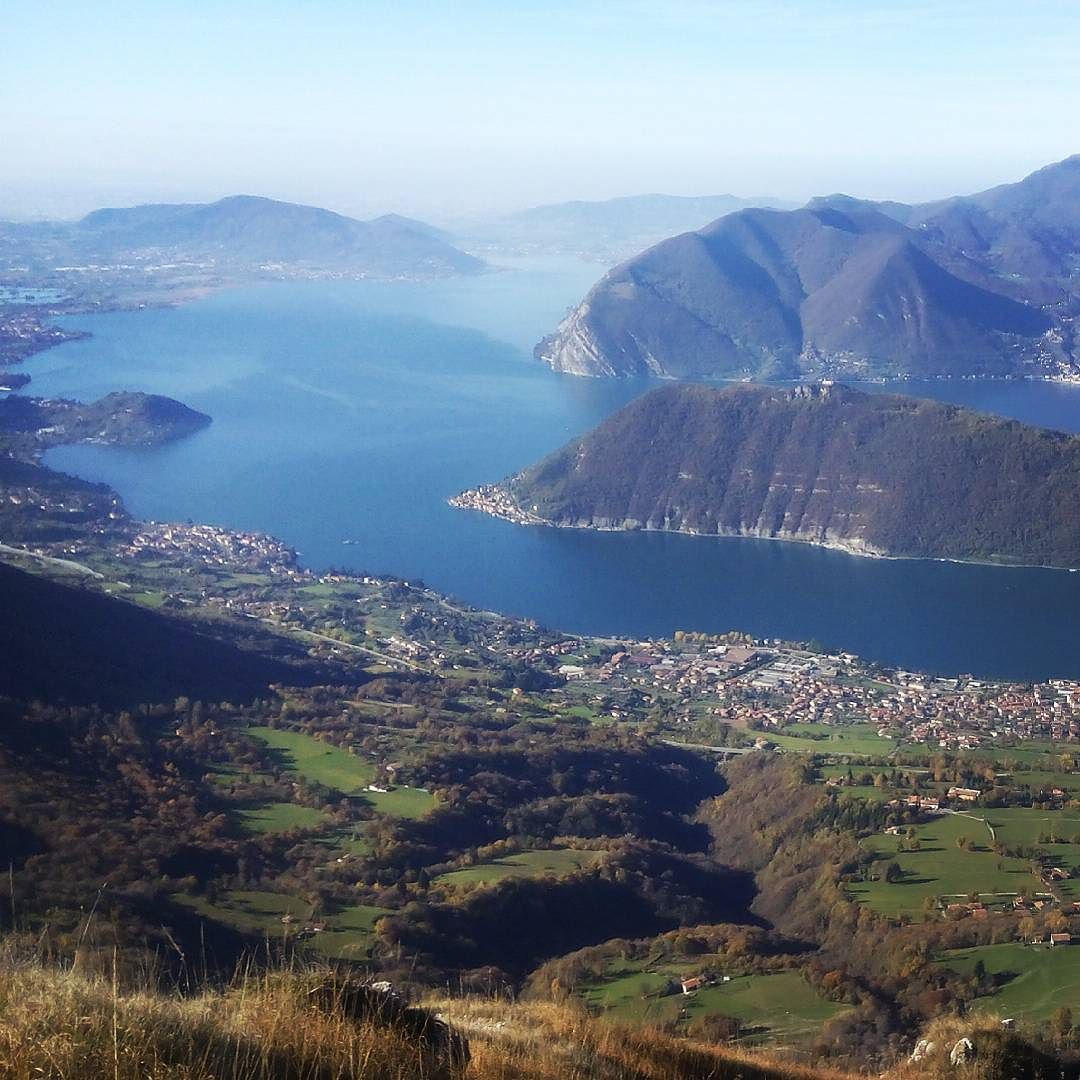 #sunday #happysunday #morning #mountain #lake #iseolake #montisola #italy #trekking #hiking #november #sun #warmautumn #turismobrescia #vallecamonica