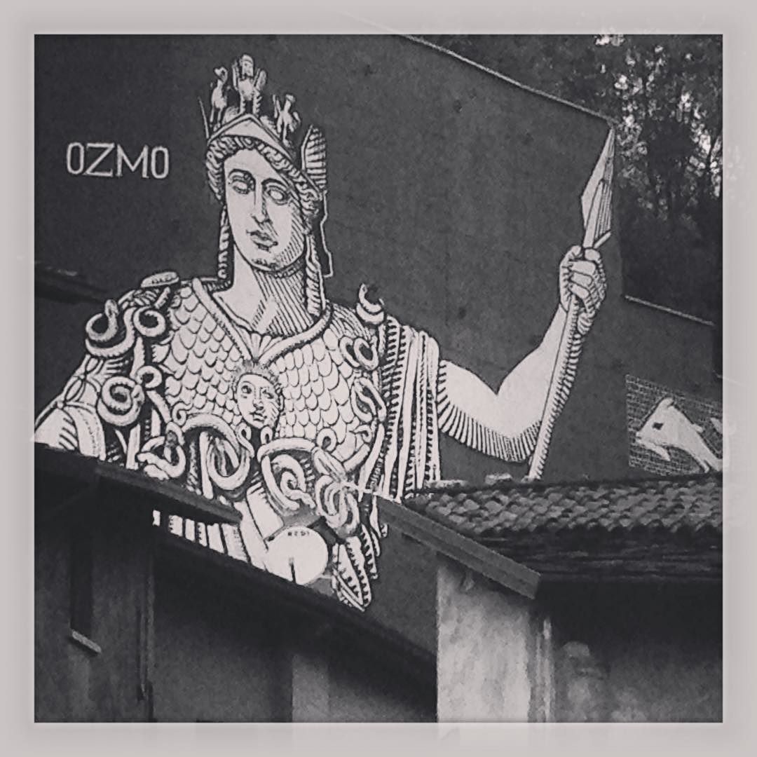 Dea guerriera…sbircia tra i tetti 🙃🙂😊 #minerva #dea #guerriera #art #wallart #streetart #ozmo #breno #vallecamonica #tetti #sbirciare