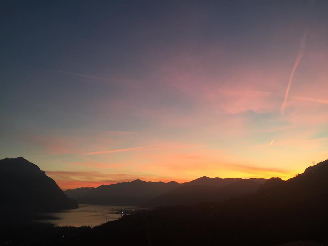 #spettacolodellanatura #tramonto #lakeiseo #lagodiseo #vallecamonica #instlake #instagood #instalike #dicembre #mountain #rossofuoco
