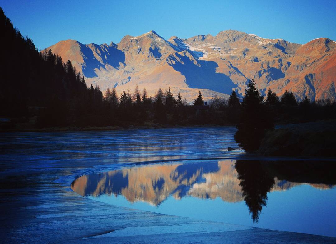 Autunno al Lago d’Aviolo #parcoadamello #vallecamonica #lagoaviolo #vivalavallecamonica #volgobrescia #vezzadoglio #italialaghi #rifugilombardia #bestmountainartists #nikonofficials #laghialpini