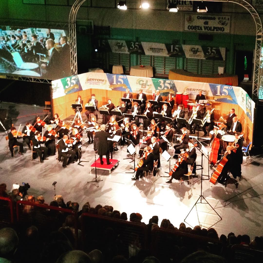 A Milano c’è la #scala, sul lago d’#Iseo il #palacbl #cbl #orchestra di#vallecamonica
