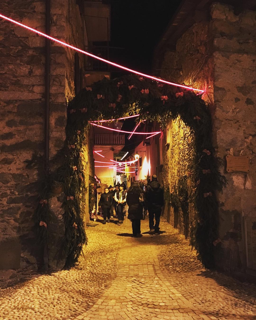 It’s Christmas time. 🎅🏼 #christmas #time #christmastime #natale #december #holidays #holidayseason #village #atmosphere #monte #berzodemo #vallecamonica #vivobrescia #italy #lombardia #decorations #street #mercatinidinatale #mercatini #market #friends #fun #dayoff #lights