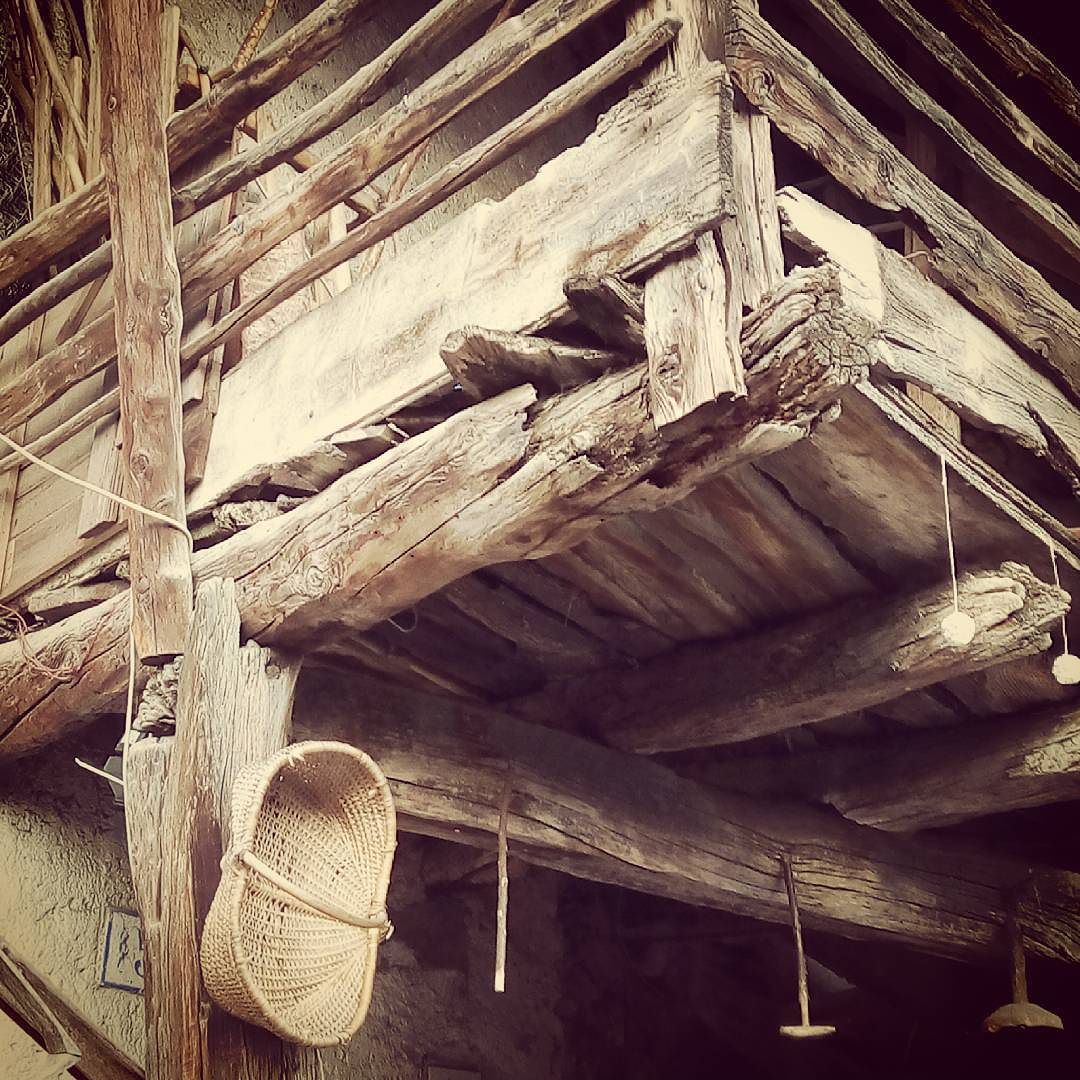 Il ballatoio in legno. #casacontadina #casapoveracasa #casadolcecasa❤ #tradizionale #tempipassati #vetusta #legnomarcio #cestodivimini #labellaitalia #lanönaPepina #valcamonica #valledeisegni