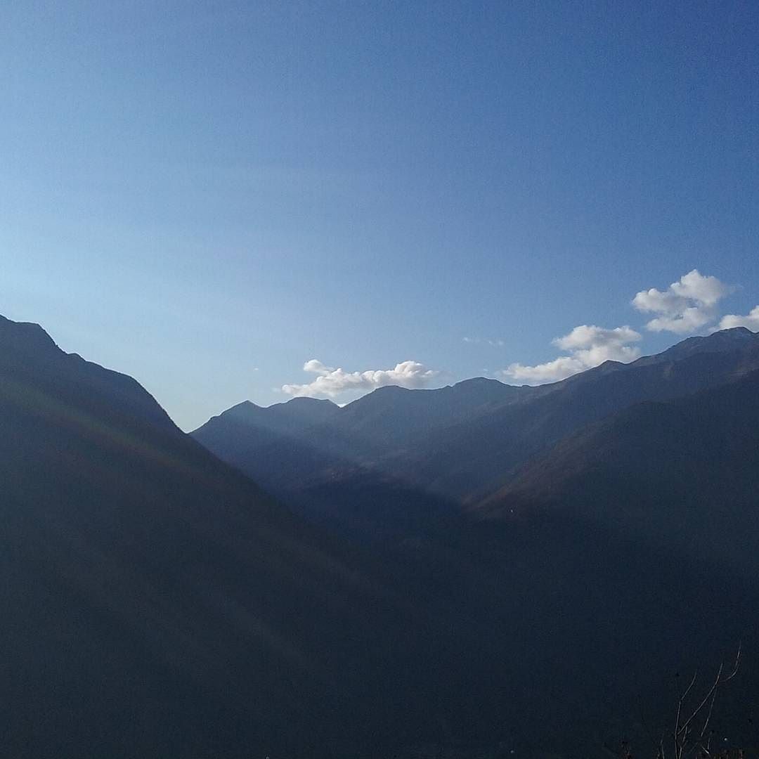 Buongiorno #goodmorning #bellagiornata #vallecamonica #vivalavallecamonica #sky #skylovers #naturelovers #mountains #mountains #meglioilmeglio #december #autumn #magicmoments