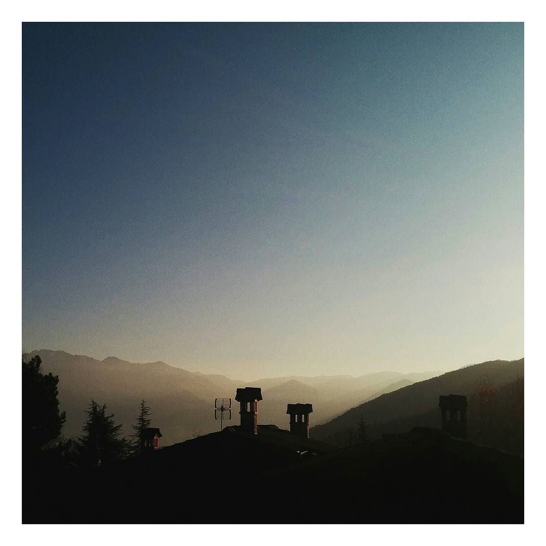 8.00 am. #italy #mountains #landscape #nature #village #vallecamonica #love #happyness #borno #view #alps #alpi #holiday #horizon #home #trees #beautiful #colors #fall #autumn #skyporn #sky #sunrise #sunrays #valledeisegni #sunnyday #breathtaking #breakfast #freezing #sunshine