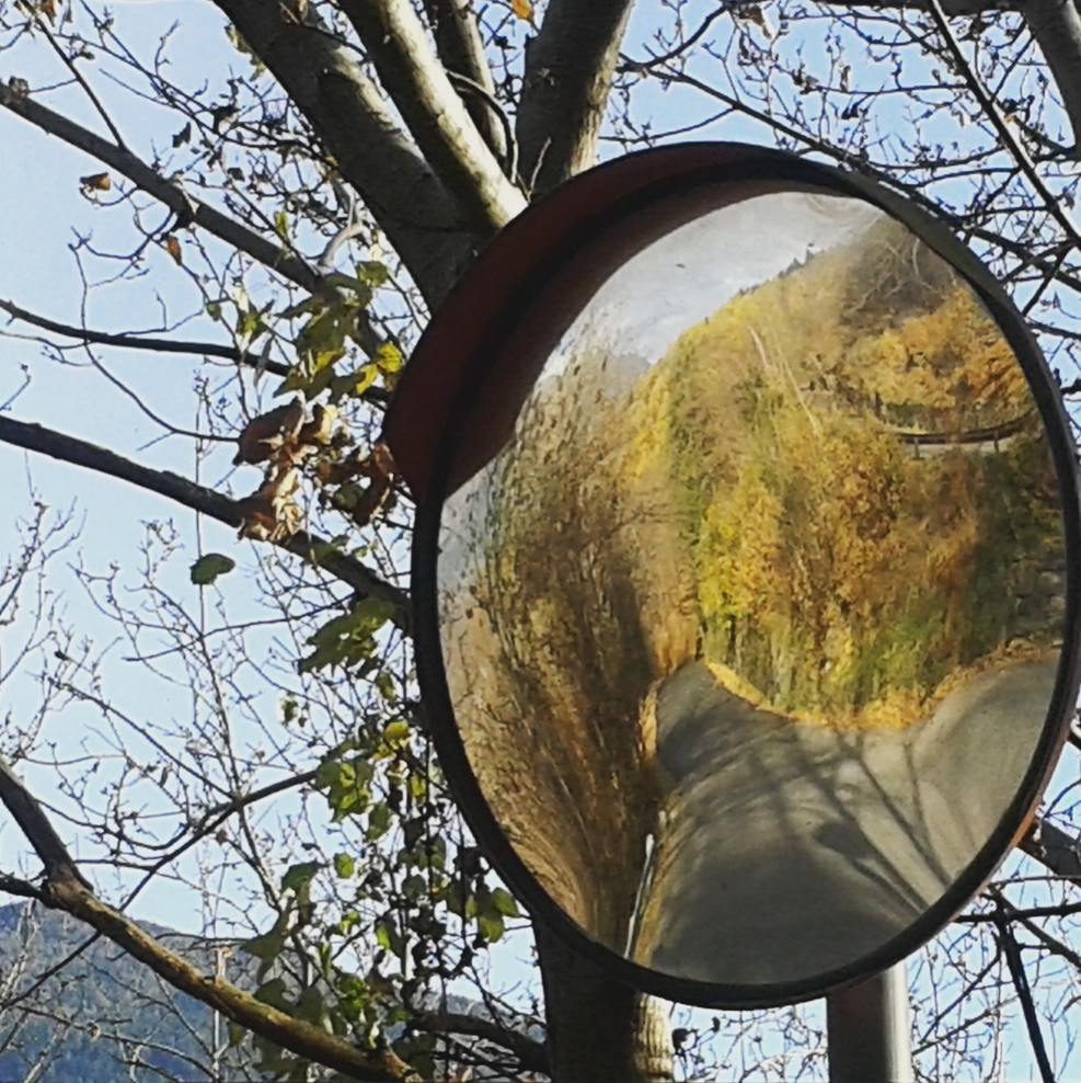 Guardare indietro, senza voltarsi. #vallecamonica #malonno #autumn #mirror #mountains #mtbride #susemprepiusu #doveilcieloesemprepiublu #gliocchialcielo #nevergiveup
