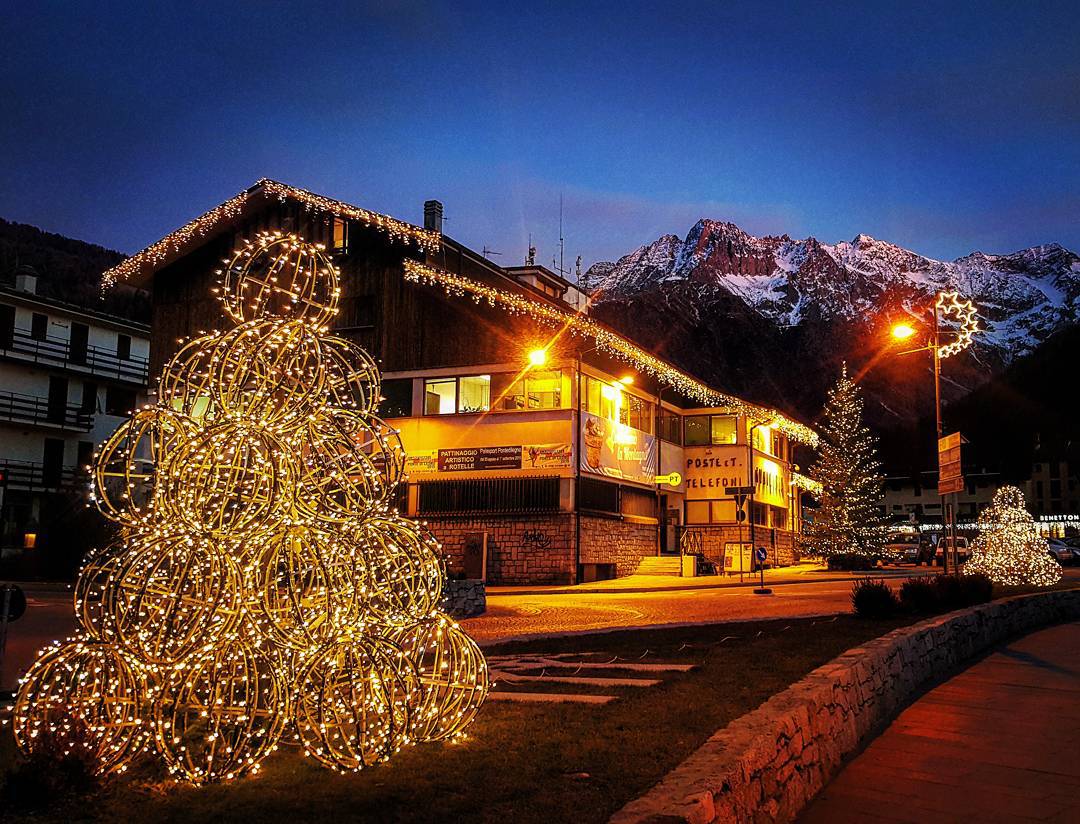 Ponte di Legno in versione natalizia ad inizio serata #loves_lombardia #volgolombardia #volgobrescia #ig_lombardia #igers_lombardia #vivalavallecamonica #vivolombardia #italy_emotion #ita_super_pics #gf_italy #exclusive_italy #top_italia_photo #visititalia #visit_italiadascoprire #top_lombardia_photo #total_italy #italy_photolovers #loves_united_lombardia #lombardia_super_pics #bestlombardiapics #bp_accendiamoilnatale #vallecamonica #igw_italia #pocket_italy #vivo_italia #passioneclick #ishot_italia #volgoitalia #bestitaliapics #intrippatitaly