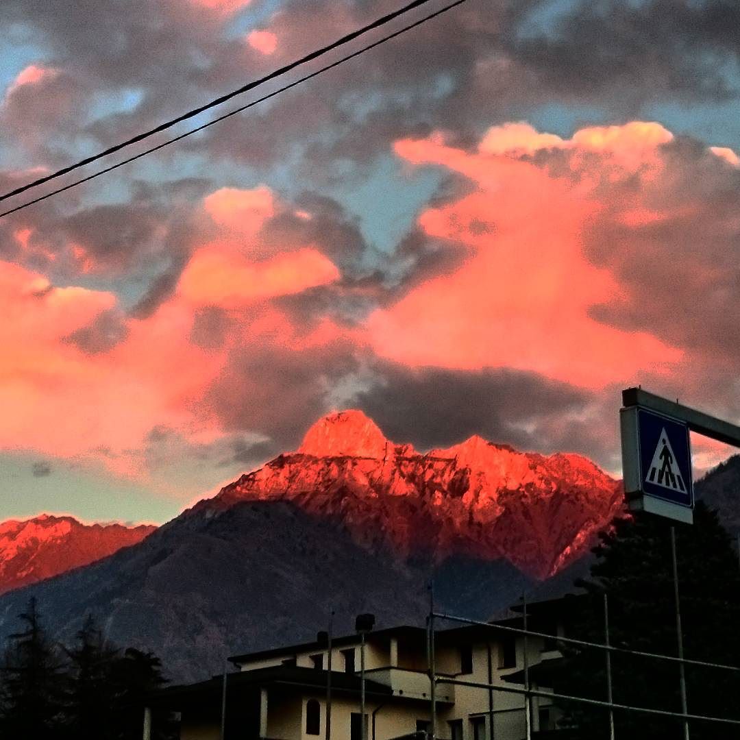 🌋🇵🇮🇿🇿🇴🇧🇦🇩🇮🇱🇪🌋 #tramonto #pizzobadile #vallecamonica #Lombardia #sunset #nature #sun #Mountain #sky #clouds #vivolombardia #lombardia_super_pics #lombardiadavedere #iglombardia #amazing #good #like #picoftheday #photooftheday #love #naturelovers #naturephotography #today #wednesday #winter #Red #Orange #skyporn #skypainters #vulcano 😂😂😂