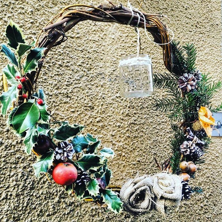 Complimenti a @guybrush0000 per il bellissimo scatto! Ad Artogne tutti collaboriamo per vestire il paese della magia del Natale! Christmas time in #Artogne #valcamonica #valcamonicalovers #xmas #Natale #christmas #decorazione #ghirlanda #garland #decoration The tourist office has planned this kind of decoration for these holidays: now every house has the garland hanged on the front wall.