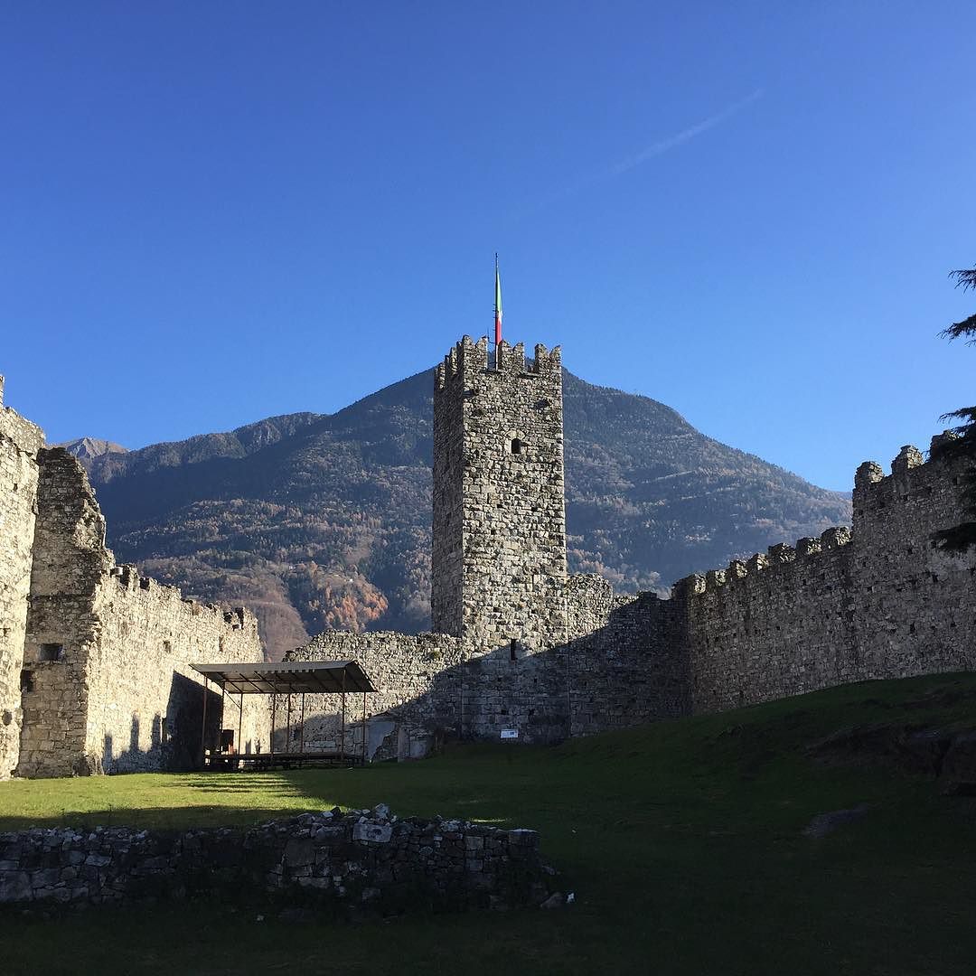 #nofilter #castello #castellodibreno #Breno #vallecamonica #valledeisegni #brixia_scatti #mountain #dicembre #natura #luogoincantato #storia