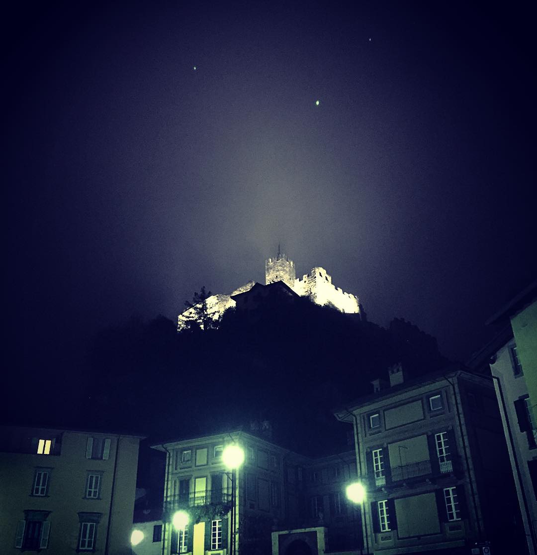 #breno #vallecamonica #lombardia #castello #castle #iovivoqui #brixia_scatti #night #pic #paesaggi #picture #pictureoftheday #picoftheday #italy #mycountry