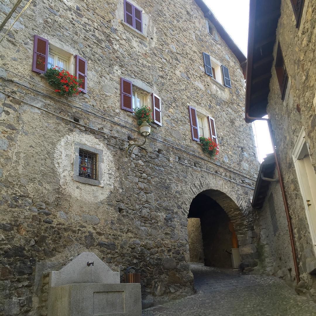 Splendida mini vacanza ☀️#edolo #brescia #valcamonica #mountain #travel #borgoantico #tourism #italia #Italy #vacanza #fountain #flowers #stonehouse #suggestions #nature #naturelovers #photooftheday #picoftheday #emotions #emotional #goodtime #wonderfullife #happydays #iloveyou 💕