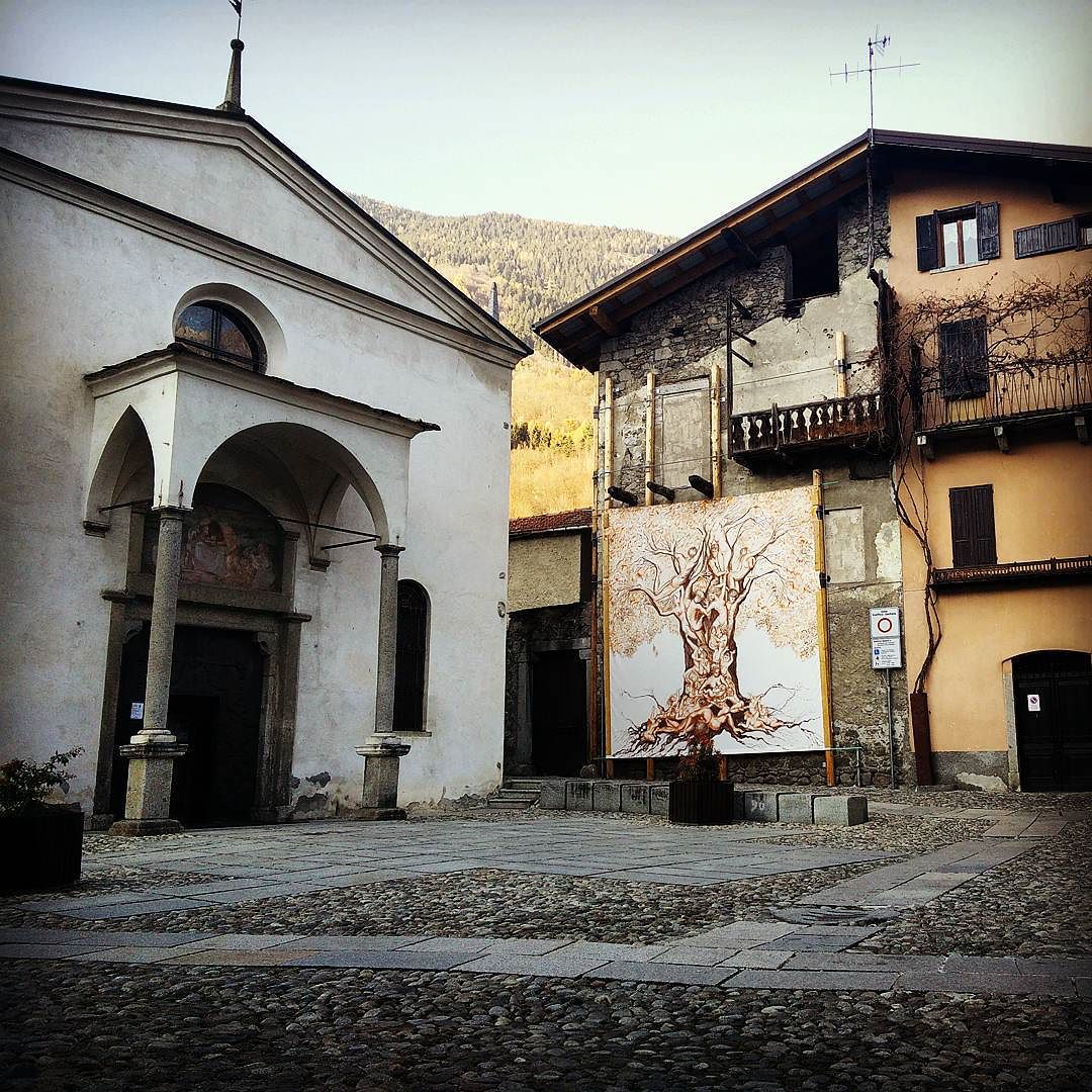 Vecchio e nuovo a #Edolo #chiesa #church #casa #house #tree #albero #dipinto #painting #piazza #square #valcamonica #valcamonicalovers