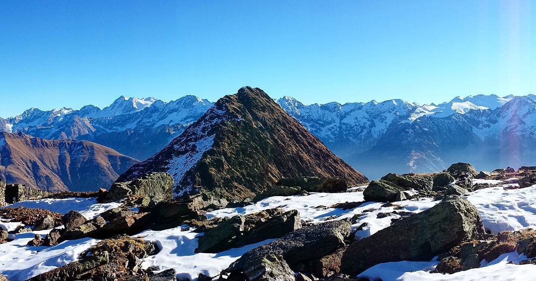 #pontedilegno #brescia #province #lombardia #lombardy #italia #italy #old #schist #trenches #wwi #ww1 #3000 #meter #peaks #valmassa #2600 #adamello #hiking #trekking #landscape #valcamonica #valley #mountains #alps #snow #december #sunny #day #instagood