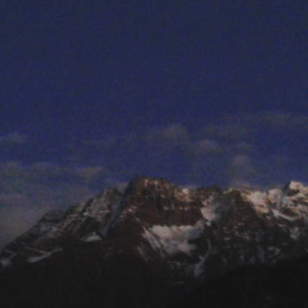 Montagne#le #mie#montagne#vivalavallecamonica #vallecamonica #valledeisegni #camonicavalley ….e quando l’azzurro riempie cosi’ tanto il cielo….allora allungo il giro…per catturare tutti i profili delle cime….e me li porto nel cuore..🌌
