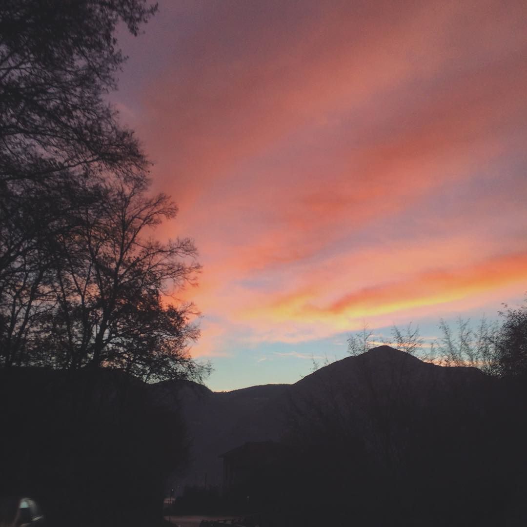 🌄 #sky #morning #clouds #nature #mountains #colorful #vallecamonica #risingsun #trees #italy