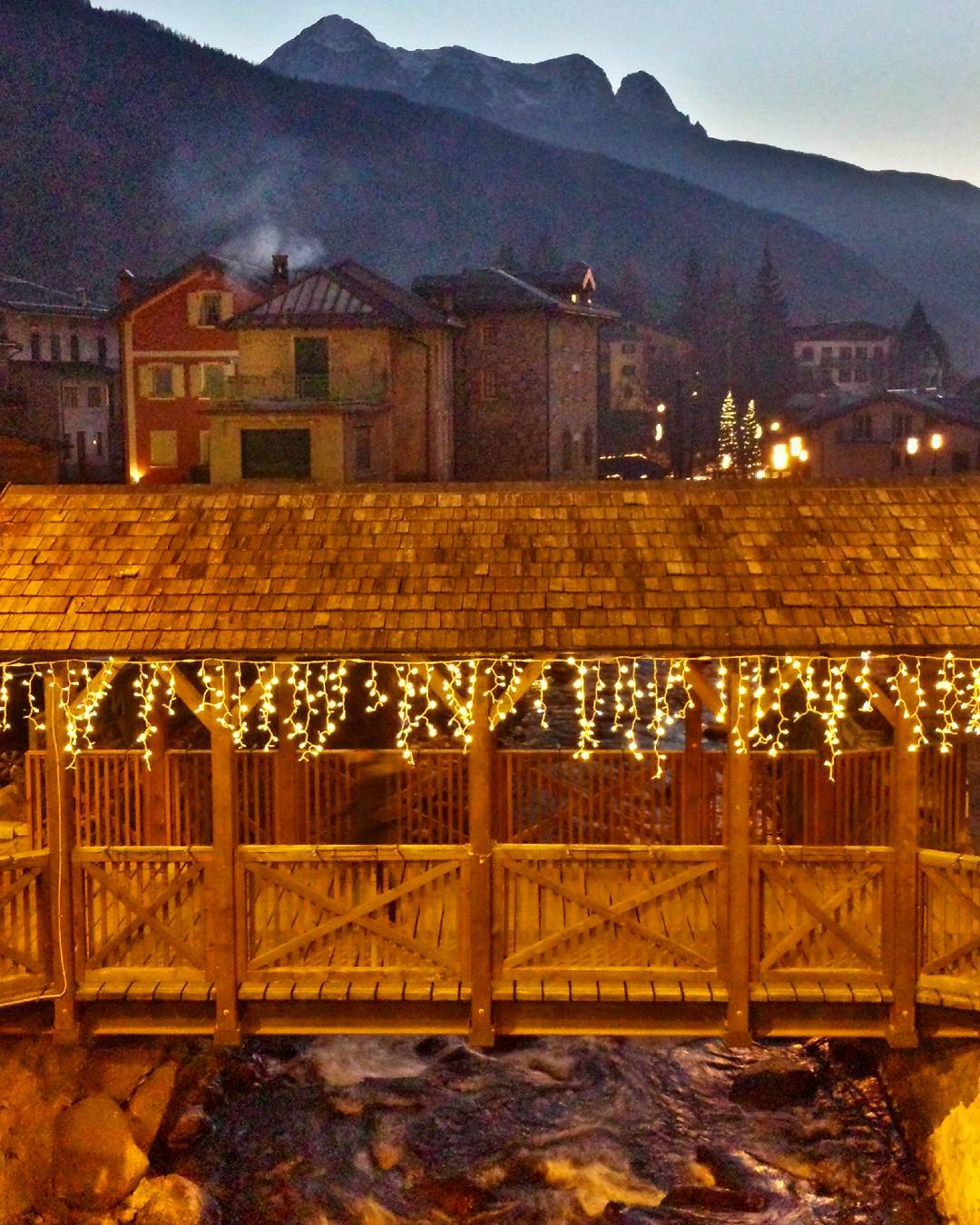 #pontedilegno #brescia #province #lombardia #lombardy #italia #italy #wooden #bridge #valcamonica #valley #mountains #alps #december #night #nightscape #ig_lombardia #ig_lombardy #ig_italy #ig_italia #instagood #instadaily #picoftheday