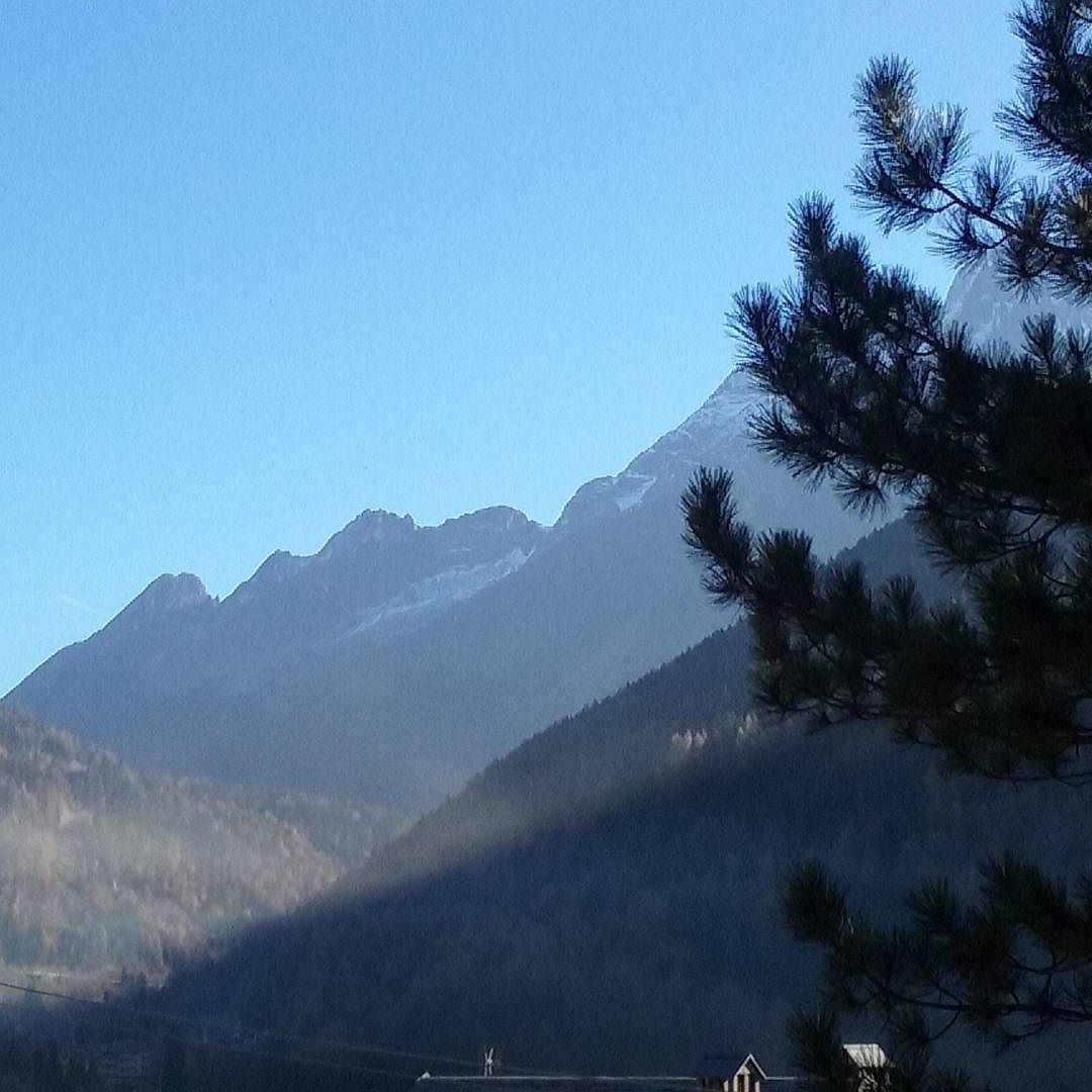 Arriva il sole, giochi di luce #pontedilegno #presena #paradiso #tonale #sun #naturelovers #december #autumn #happyday #vallecamonica #vivalavallecamonica #magicmoments