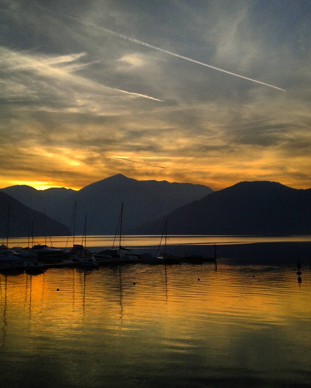 Pisogne (Bs) #lagodiseo #italialaghi #italia_bestsunset #sunset #vallecamonica #vivobrescia #volgobrescia #maronelago #top_lombardia_photo #loves_united_lombardia #great_captures_nature #bestlombardiapics #lombardia_super_pics #passioneclick #passione_fotografica #justforoneclick #tramonti__italiani