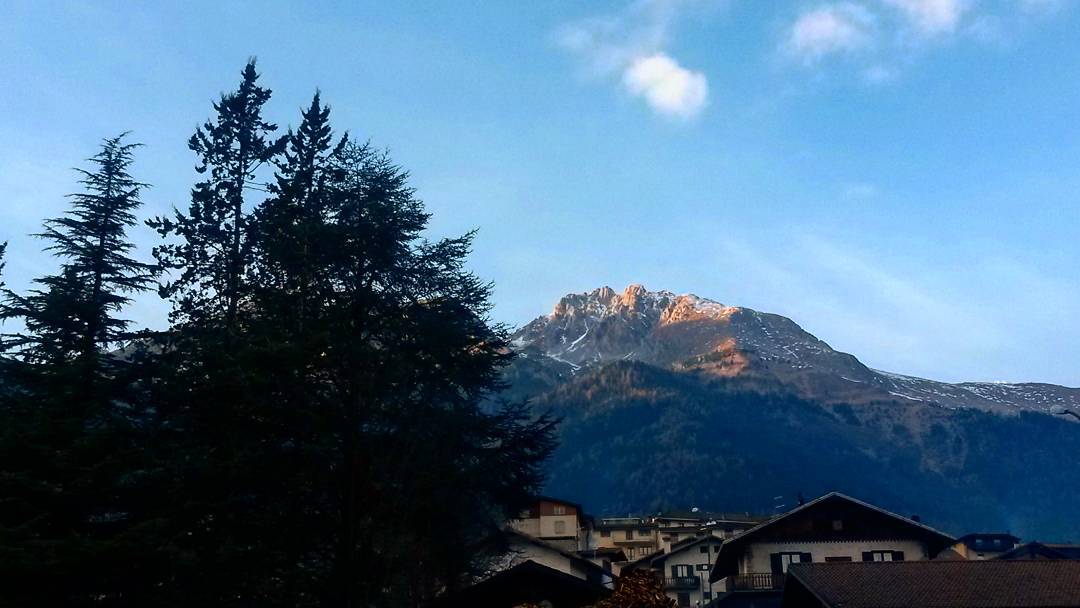 Finalmente a casa 🍁 #mountains #landscape #sky #clouds #nature #naturelovers #ig_nature #ig_mountains #mountaintop #colors #borno #vallecamonica #altopianodelsole #sunset #vscomountains #autumn #autumncolors