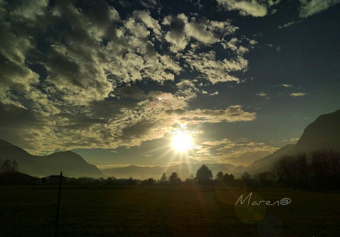 Cielo dipinto #rogno #vallecamonica #valcamonica ##exclusive_shot #exclusive_mobile #exclusive_landscap #inLombardia #loves_united_lombardia #Princely_shotz #bestworldpics #exclusive_sky #bestworldpics #share_your_landscape #volgolombardia #volgobergamo #bestlombardiapics #bestitaliapics #Great_Captures_Italia #hdr_captures #igersitalia #igersbergamo #vivobergamo #volgoitalia #kings_hdr #kings_landscape