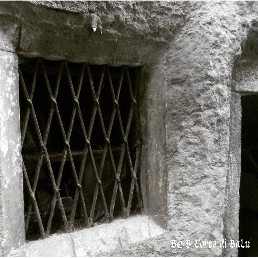 Bienno will surprise you #Bienno #vallecamonica #ValledeiSegni #grandimani #window #wroughtiron #finestra #inferiata #Christo #history #historicalplace #loves_united_lombardia #loves_lombardia #vivo_brescia #vivolombardia #itineraribrescia #surprise #volgoitalia #volgobrescia #visitlombardia