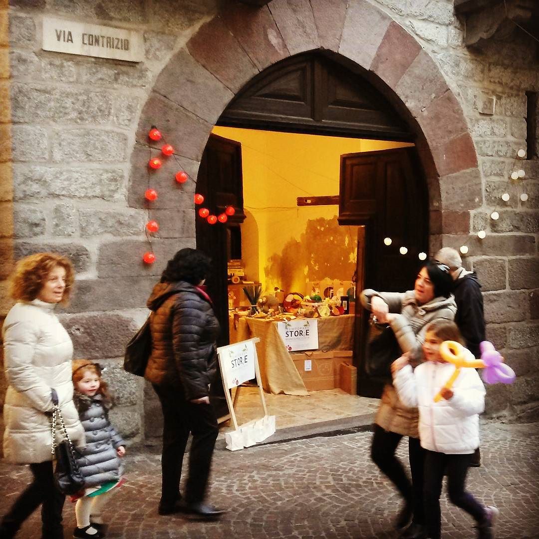 #Bienno #Chocofest: presenti! Con il nostro primo esperimento di #TemporarySTORiE #STORiE #toys #giocattoli #santalucia #regalidinatale #regalidinataleinanticipo #natale #christmasiscoming #natalestaarrivando #idearegalo #pisogne #Vallecamonica #valledeisegni #valcamonica #lagodiseo #iseolake #lakeiseo #mercatinidinatale #mercatini #design