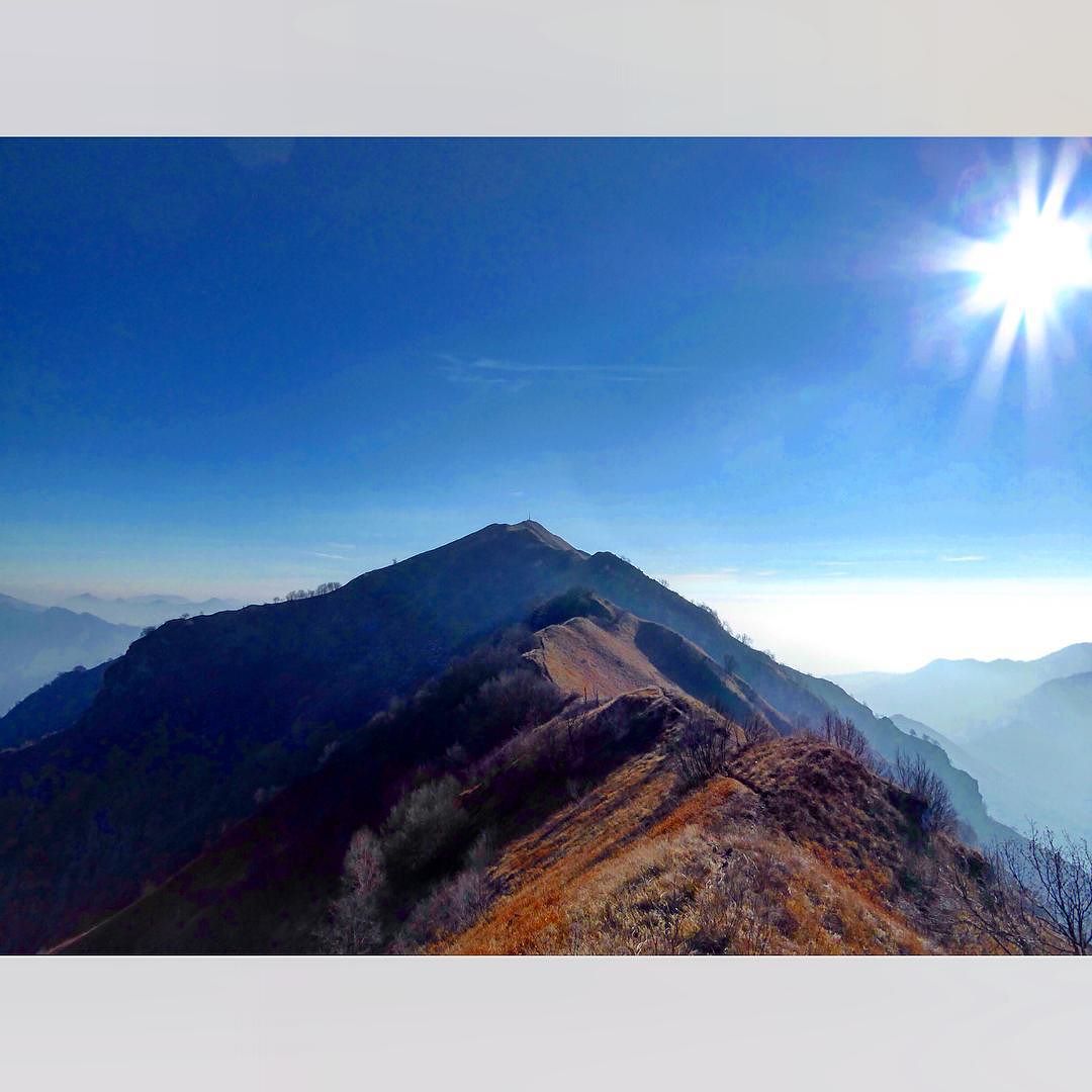 Giro delle creste, Punta Almana. #lagodiseo #iseolake #vallecamonica #lake #lago #alps #alpes #alpine #alpi#alpinism #alpinist #alpinismo #mountain #mountains #mountainworld #landscape #nature #naturephoto #trekking #summit #peak #outdoor #sky #snow #ig_captures #igers