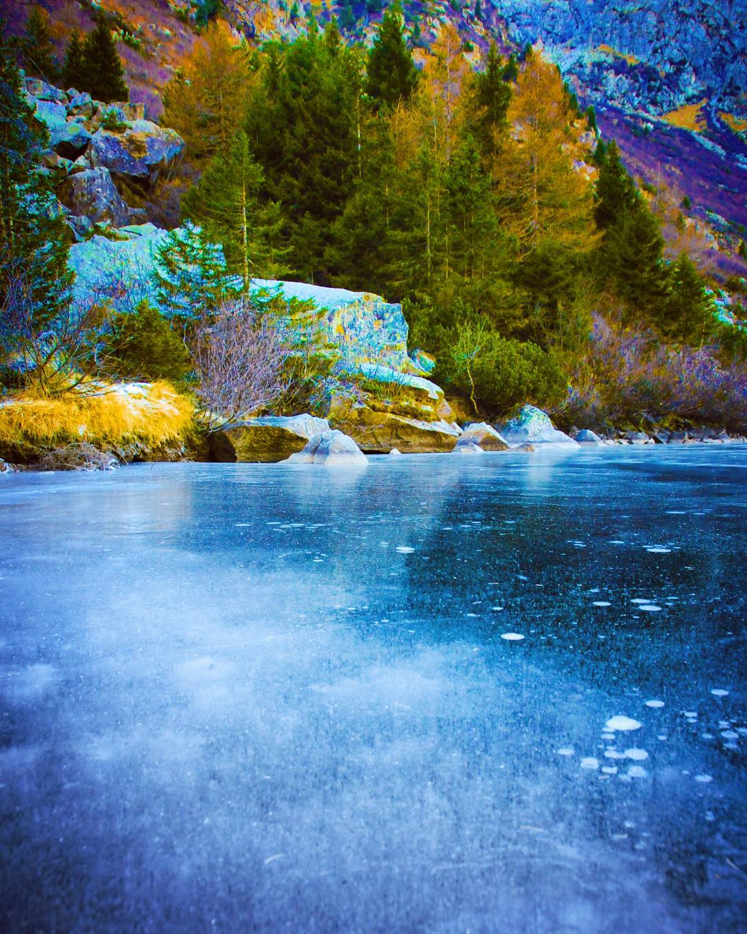 Frozen… #lagoaviolo #italialaghi ##vallecamonica #vezzadoglio #parcoadamello #vivalavallecamonica #volgobrescia #rifugilombardia
