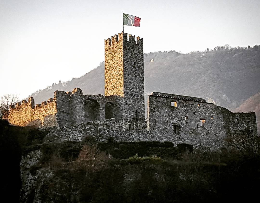 #loscetos #castle #vallecamonica #valledeisegni #winter #winterlover #walk #mountains #picoftheday #instagood #camunidoitbetter #parto #byebye #instagram #medieval #medievaltimes #lego #legocastle #igers #igworldclub #brescia #milan #lombardia #italy #king #queen #tilkingdomcome #art #unesco #culture