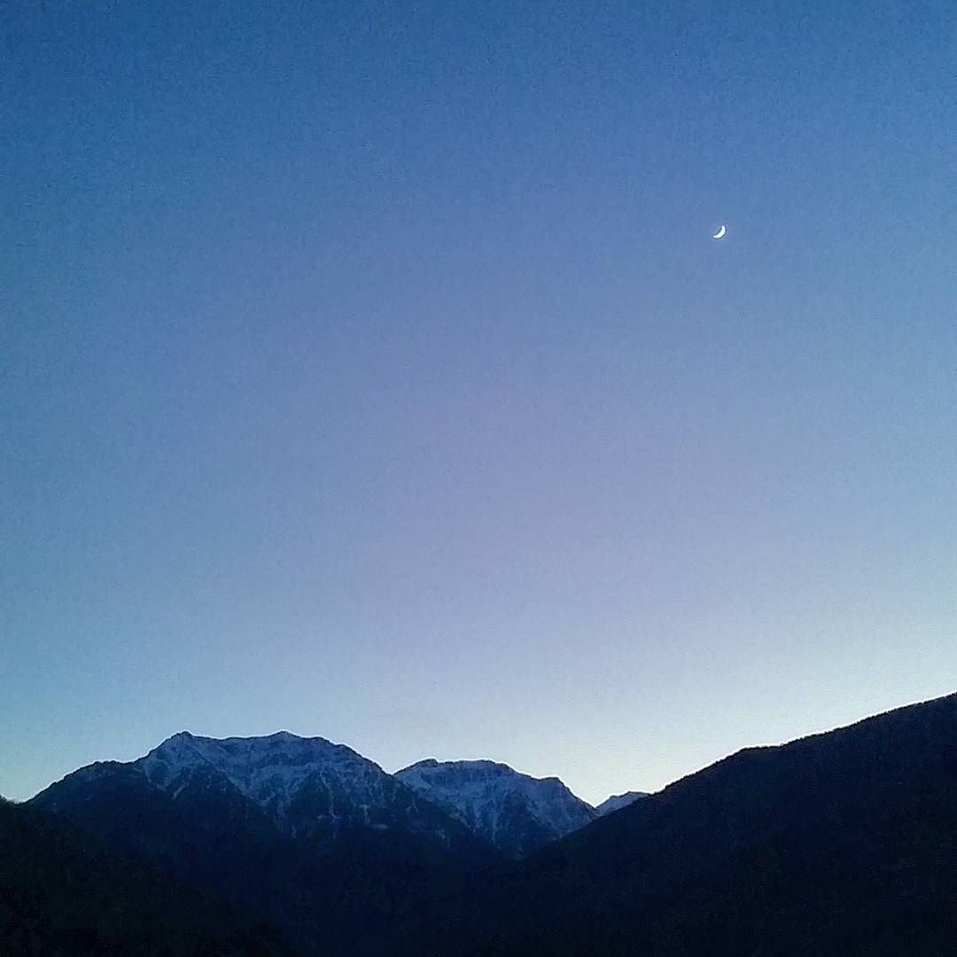 La falce di luna che sorvola le cime innevate… #pilloledifelicità #vallecamonica #malonno #vista #falcediluna #montagne #neve #seratainvernale #peace