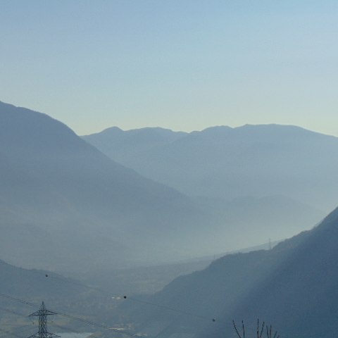 #profili #foschia #mountains #vallecamonica #sky #skylovers #naturelovers #winter #sun #fog #genuary