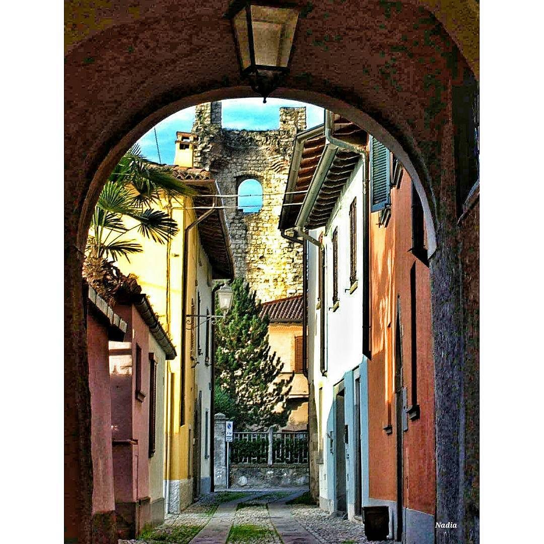 scorci di torre …#inLombardia #igers_lombardia #vivolombardia #visititalia #natura_love #volgolombardia#vivobergamo #volgobrescia #volgobergamo#instaamici #igersmood #bestitaliapics #bestlombardiapics #italialaghi #ig_great_shots #top_italia_photo #top_lombardia_photo#exclusive_mobile#volgoitalia #Great_Captures_Italia#italia_inunoscatto #hdr_captures #igersitalia #loves_lombardia #share_your_landscape #loves_landscape #lombardia_super_pics#loves_bergamo #vallecamonica #visitlakeiseo
