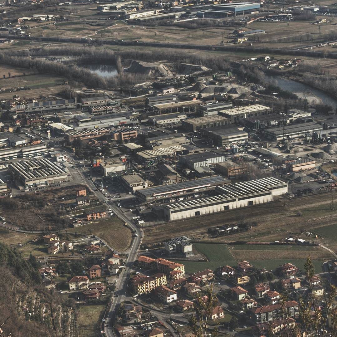 “Adesso che pregate un dio spesso solo perchè soffrite ammesso e non concesso che vi ascolti dal suo meteorite.” (John Princekin) #landscape #landscape_lovers #explore #discover #instravel #travel #travelling #industrial #city #urban #nature #instanature #naturelovers #creek #oglio #rogno #valcamonica