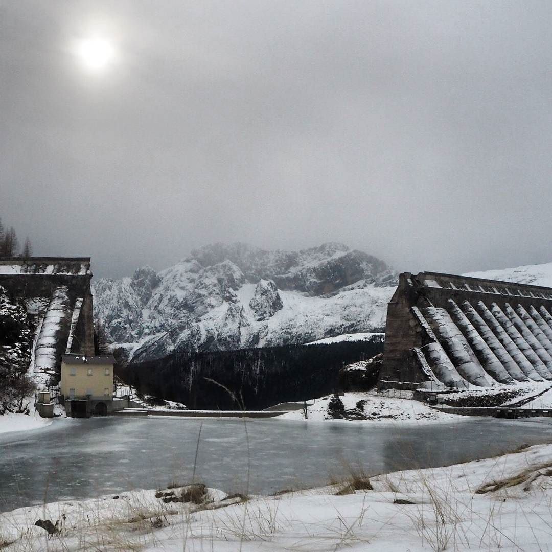 #diga #lake #natura #italy #gleno #mountains #nature #vallecamonica #digadelgleno #ice #freddo #gelo #instagood #passeggiata #paesaggio #beautiful #panorama #valdiscalve #2016 #giro #inverno
