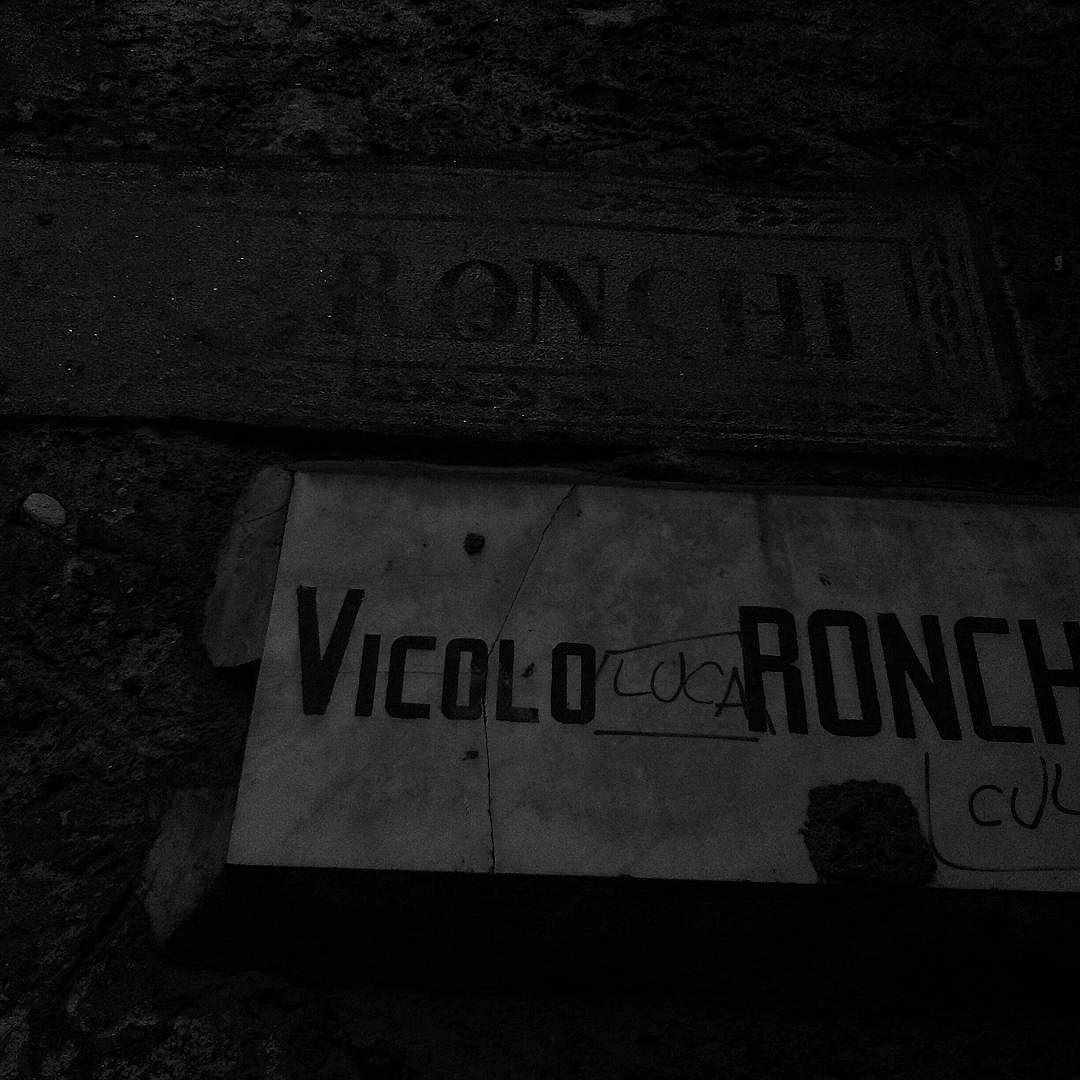 Arte moderne e simpatia a badilate! 😂😂… #breno #vallecamonica #italy #Italia #borghitalia #igersvalcamonica #igers #scritte #write #vivobrescia #volgobrescia #volgoitalia #vivoitalia #ig_italia #ig_italy #biancoenero #bnw #bnwworld #volgobiancoenero #simpatia #oggi #ig_today #ig_bnw #via #street #walking