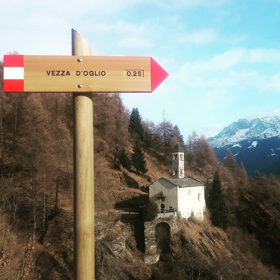 La giusta direzione #caldoinverno #valcamonica #vezzadoglio #trekking #hiking #adamello