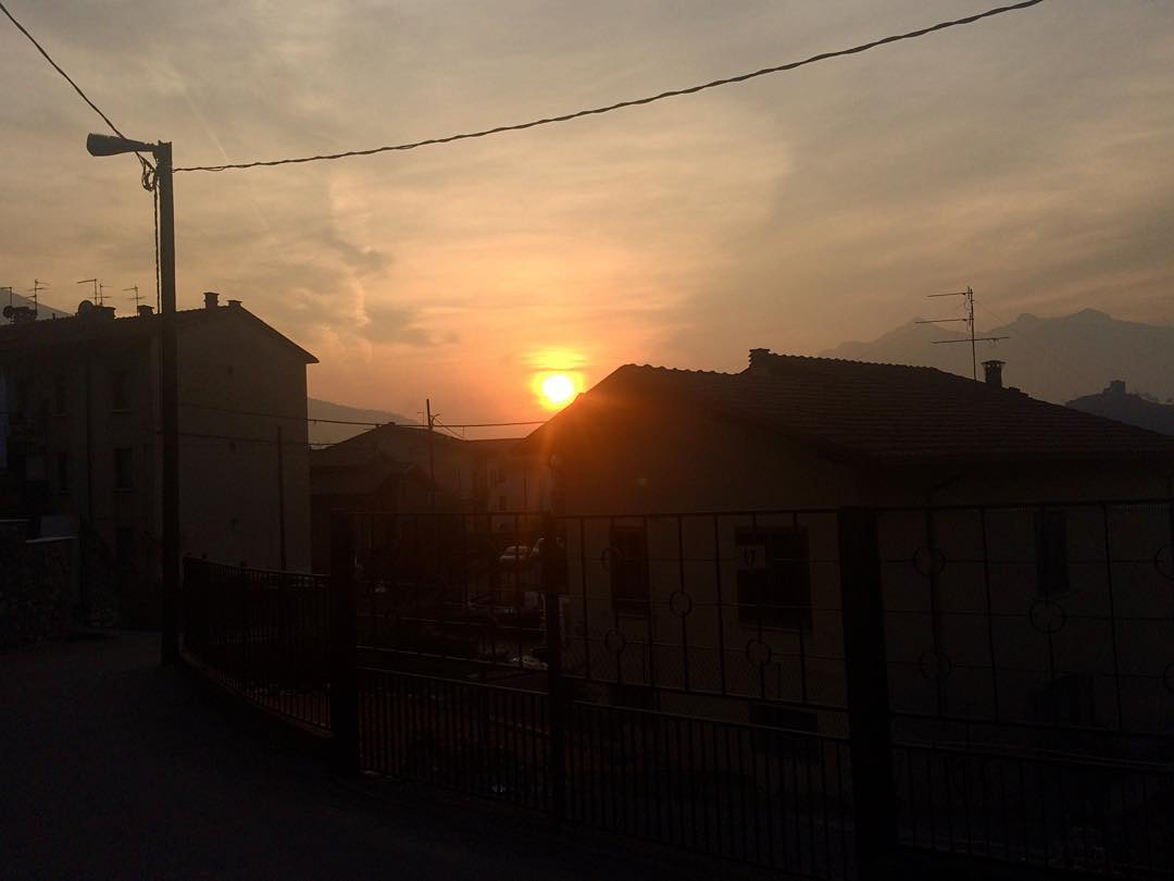 🏘🌞 #color #sunset #sky #mountains #vallecamonica #instanature #skylovers #nature #skyporn #place #tree #view #sun #igersitalia #bienno #houses #italy #home #top_lombardia_photo #landscape #naturelovers #natureporn #instaitalia #amazing #shot #likeforlike #likeback #january