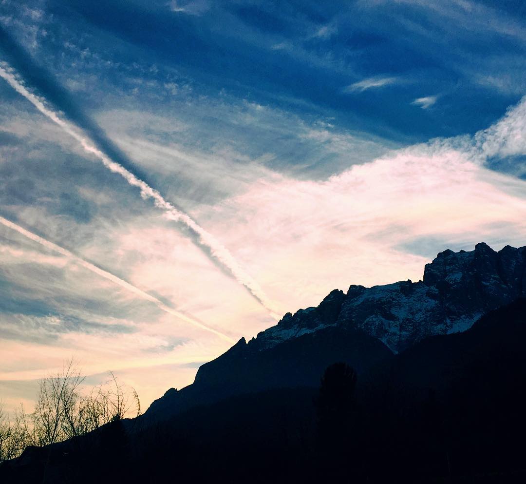 Sunset 🌄 #beautiful #landscape #capture #moment #sun #pink #sky #clouds #landscape_captures #mountains #vallecamonica #sunset #photooftheday ✨☀️