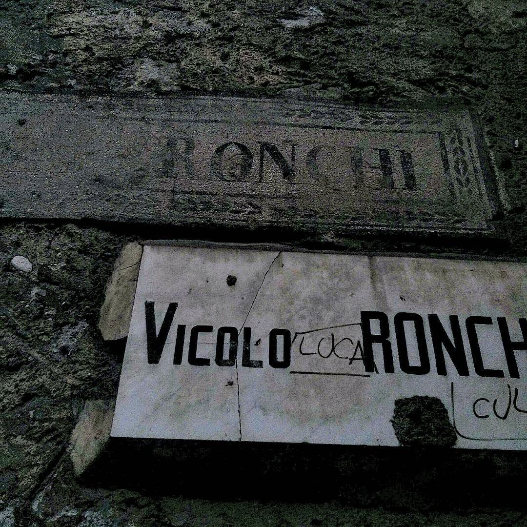 Mi scuso con chi aveva già messo like ma mi son reso conto che non si vedeva una mazza (per restare nel non volgare)… Quindi con l’applicazione di qualche filtrino eccola di nuovo!! #breno #vallecamonica #brescia #italy #Italia #borghitalia #borghiditalia #borghi #camminando #walking #best #igersvalcamonica #igers #top_lombardia_photo #top_bnw_photo #bnw #biancoenero #volgobiancoenero #volgoitalia #volgobrescia #loves_united_italia #bnwworld #bnwphotography #bnw_captures #bnw_society #lovesbnw #today #ig_today #picoftheday #pic
