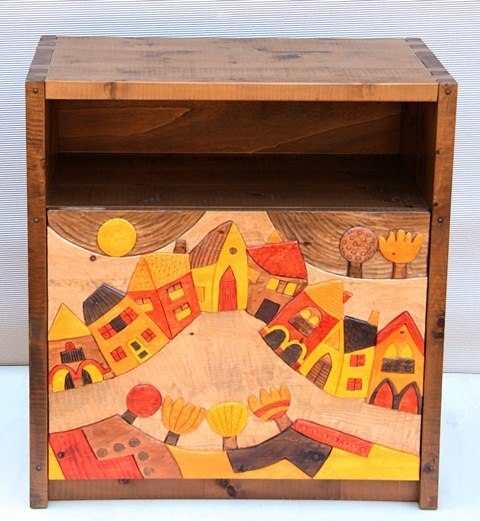 Mobile porta tv Interamente realizzato a mano in legno di cirmolo, con finiture di pregio. Possibilità di personalizzazione di soggetti e colori. #mobiliartigianali #mobili #mobilisu#arredamento #wood #handmade #fattoamano #valledeisegni #vallecamonica #braone #darfoboarioterme #pontedilegno