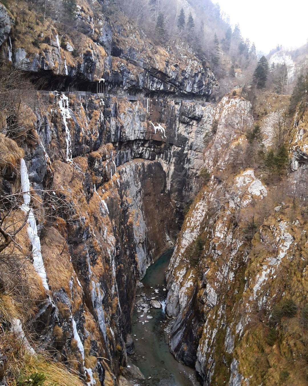 La forra della Via Mala tra la Valle Camonica e Valle di Scalve, tra ghiaccio e acque cristalline. #vallecamonica #vallediscalve #viamala #forra #orrido