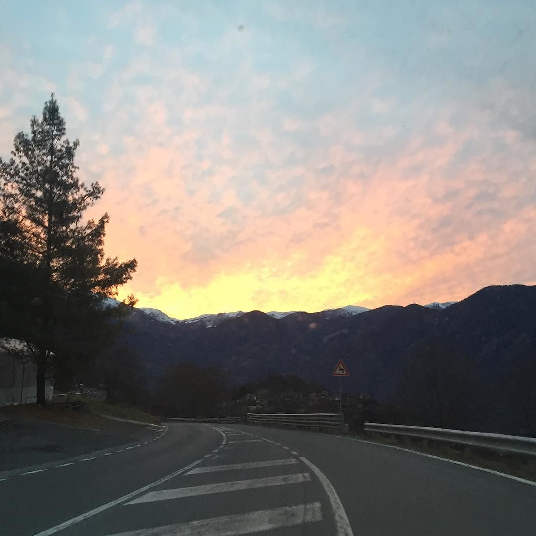 #alba #buongiorno #rosso #arancio #giallo #landscape #vallecamonica #nofilter #sivaalavoro #fotodallamacchina 🌅