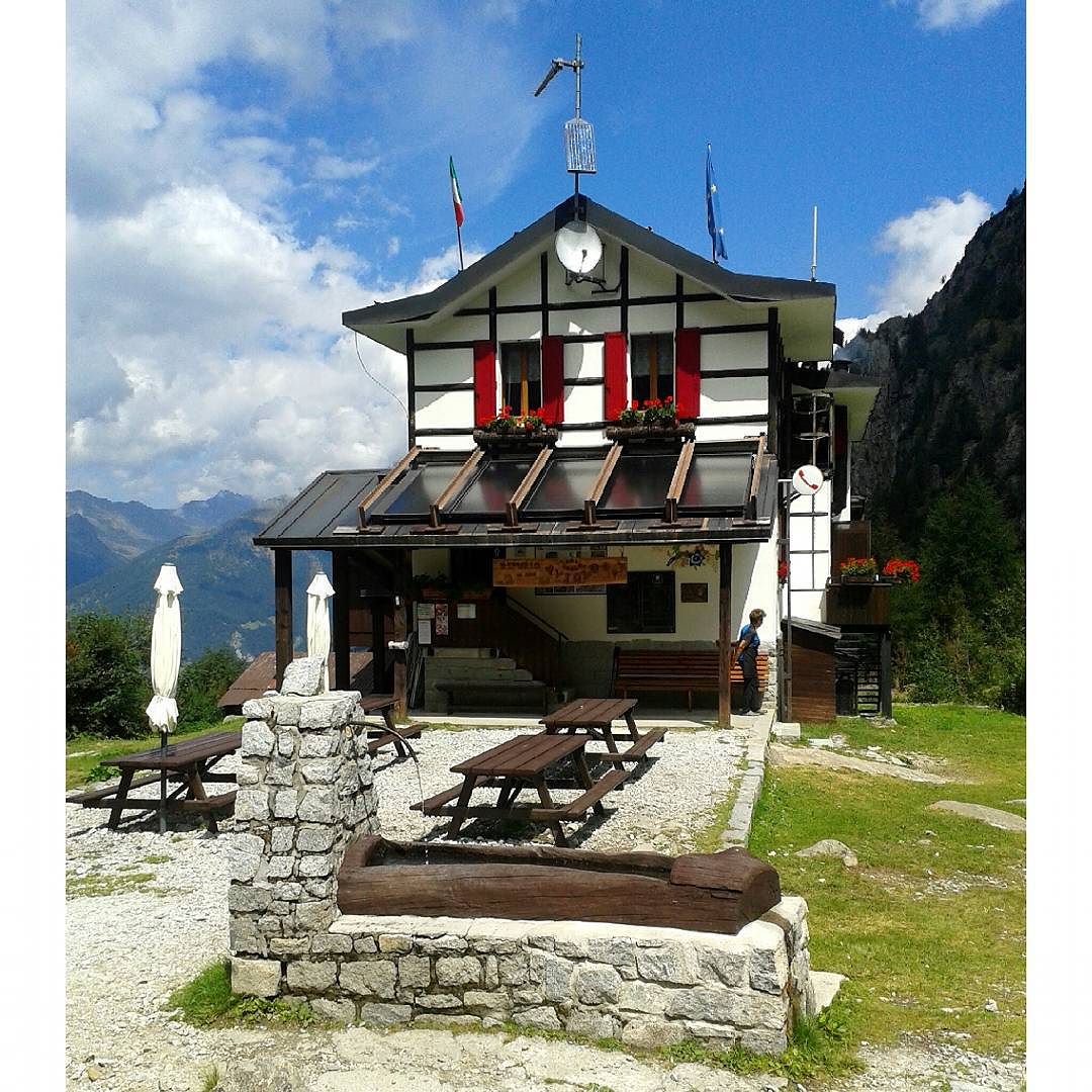 Il Rifugio Sandro Occhi all’Aviolo – Val Paghera – Lombardia #vallecamonica #valcamonica #lombardia #adamello #parcoadamello #montaña #mountain #montagna #nature #naturaleza #natura #lago #lake #trekking #escursionismo #senderismo #paisaje #landscape #paesaggio #alpi #alps