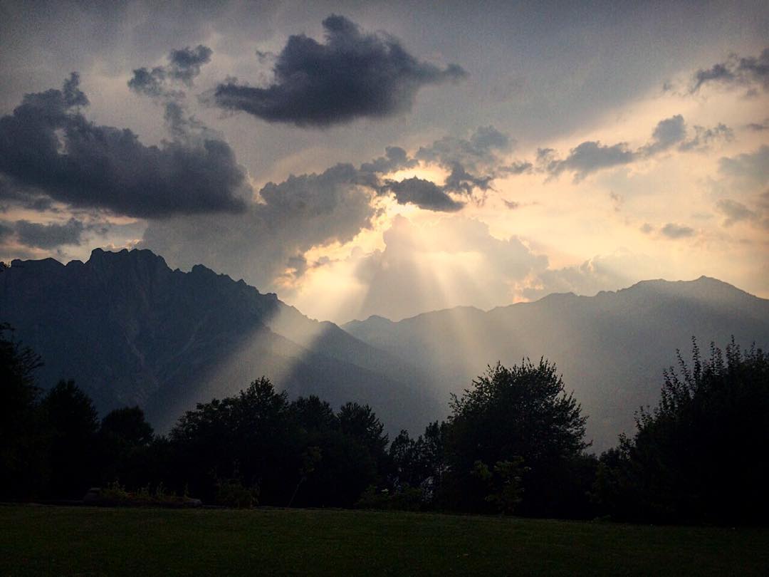 •quanto vorrei poter tornare anche solo per un’ora a quei giorni ⛅️🌄• #concarena #sun #clouds #sky #goodbyesun #mountains #remember #summer2015 #loveu #vallecamonica #trees #magicmoments #nofilters #nature #hot #relax