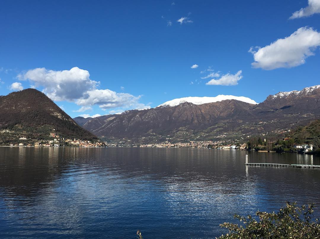 Con una giornata così, è giusto andare a scuola 😭 #iseosee#waitingchristo#walkonthewater#vallecamonica#ig_brescia#monteguglielmo#snow#instawinter#sunnyday#italy#brescia#lagodiseo#colours#montisola#everyonelikejesus#putsyourhandsup#camonicatall#instadaily#nofilter#coloricoloricolori 🍀💛