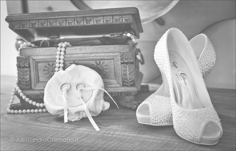 Tutto l’Amore che ho. #happiness #wedding #alessandrocremona #vallecamonica #love #weddinphotographer #loveis #matrimonio #darfoboarioterme #bride #groom #youngbook #weddingphotographersociety #mywed #brescia #weddingday #nozze #theknot #happiness #shoes #weddingshoes #rings
